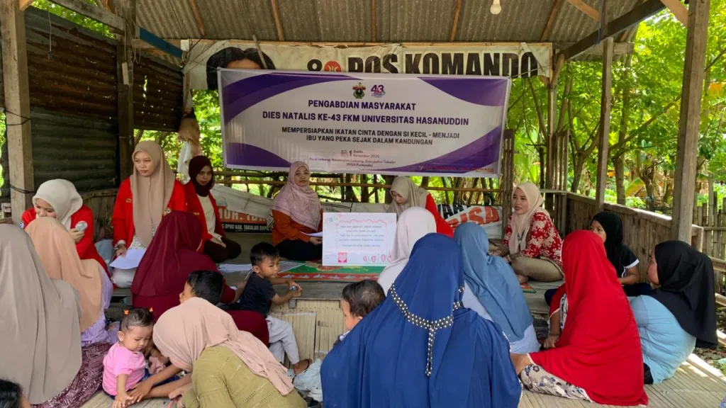 Suasana sesi penyuluhan pola asuh responsif yang digelar Departemen Biostatistik/Kependudukan dan Keluarga Berencana (KKB) FKM Universitas Hasanuddin dalam rangka Dies Natalis ke-43 FKM Unhas, di Desa Laikang, Kecamatan Laikang, Kabupaten Takalar, Sabtu (1/11/2025). Para ibu hamil dan menyusui tampak mengikuti materi yang dipandu oleh tim pengabdian masyarakat FKM Unhas.
